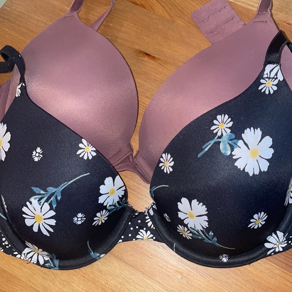 SOLD☁️😇🌼🌼🩷🩷VS Lightly lined full coverage- 34B. Very loved and worn often